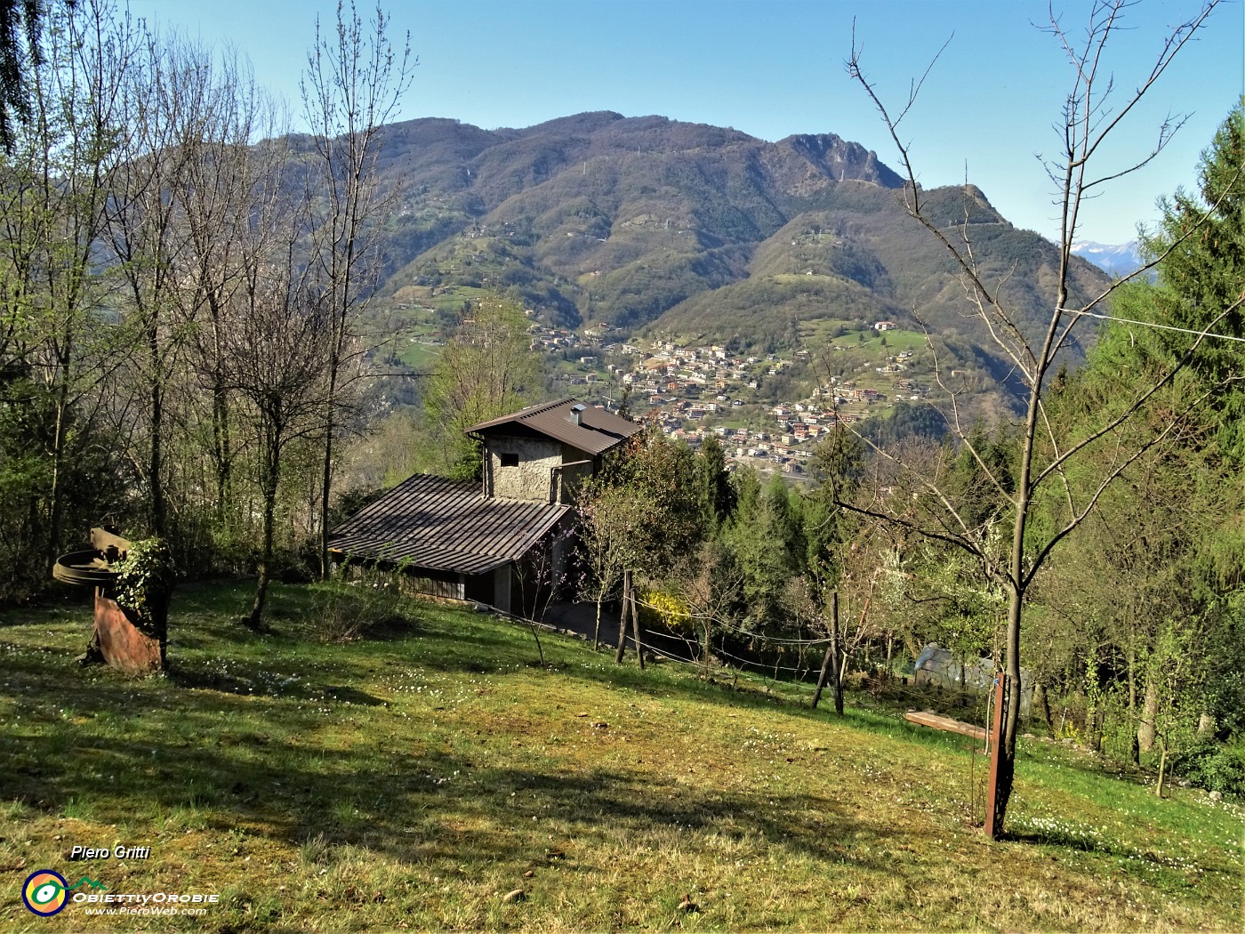 94 Oltrepassata la cascina per prati in falsopiano, raggiunta la stradetta agrosilvopastorale del mattino, la discendo passando al roccolo Ruggeri.JPG